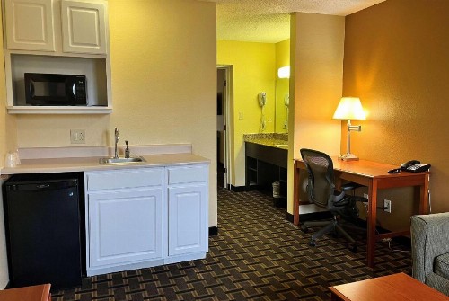 Super 8 by Wyndham Indianapolis/NE/Castleton Area - image 28