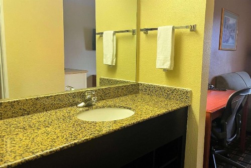 Super 8 by Wyndham Indianapolis/NE/Castleton Area - image 30