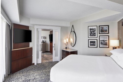 Sheraton Indianapolis Hotel at Keystone Crossing - image 25