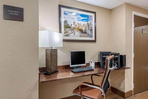 Comfort Inn South - image 30