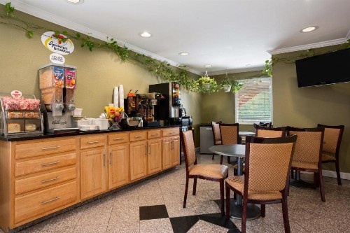 Super 8 by Wyndham Indianapolis - image 17