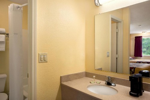 Super 8 by Wyndham Indianapolis - image 22