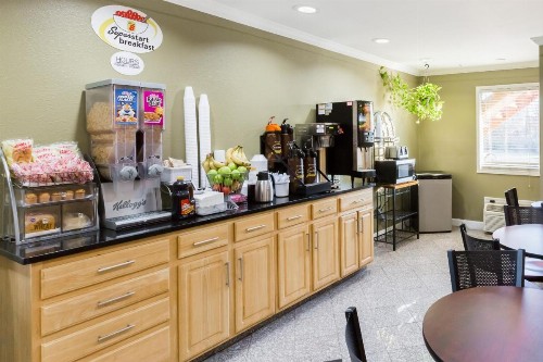 Super 8 by Wyndham Indianapolis - image 25