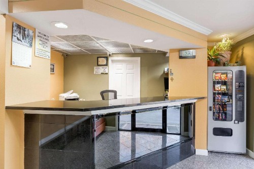 Super 8 by Wyndham Indianapolis - image 36