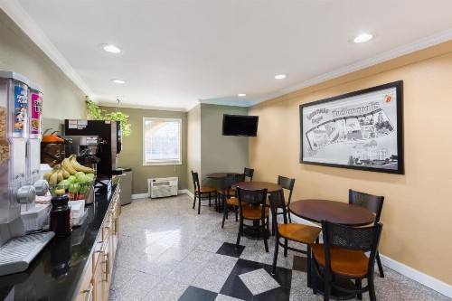 Super 8 by Wyndham Indianapolis - image 7