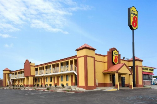 Super 8 by Wyndham Indianapolis - image 8