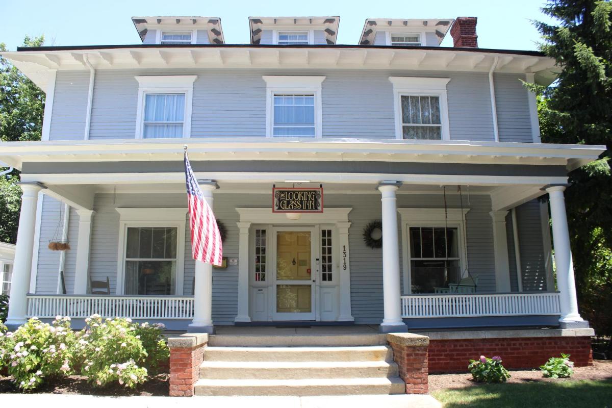 Looking Glass Inn - main image