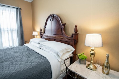 Looking Glass Inn - image 13