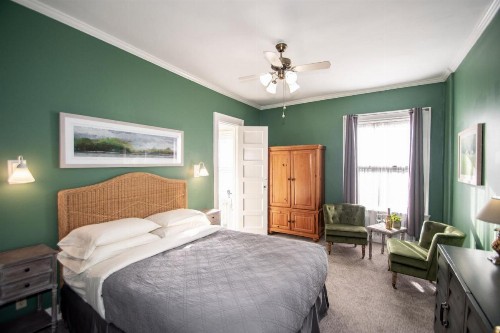 Looking Glass Inn - image 15