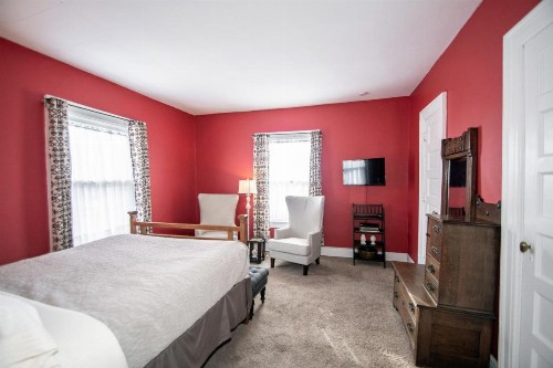 Looking Glass Inn - image 3