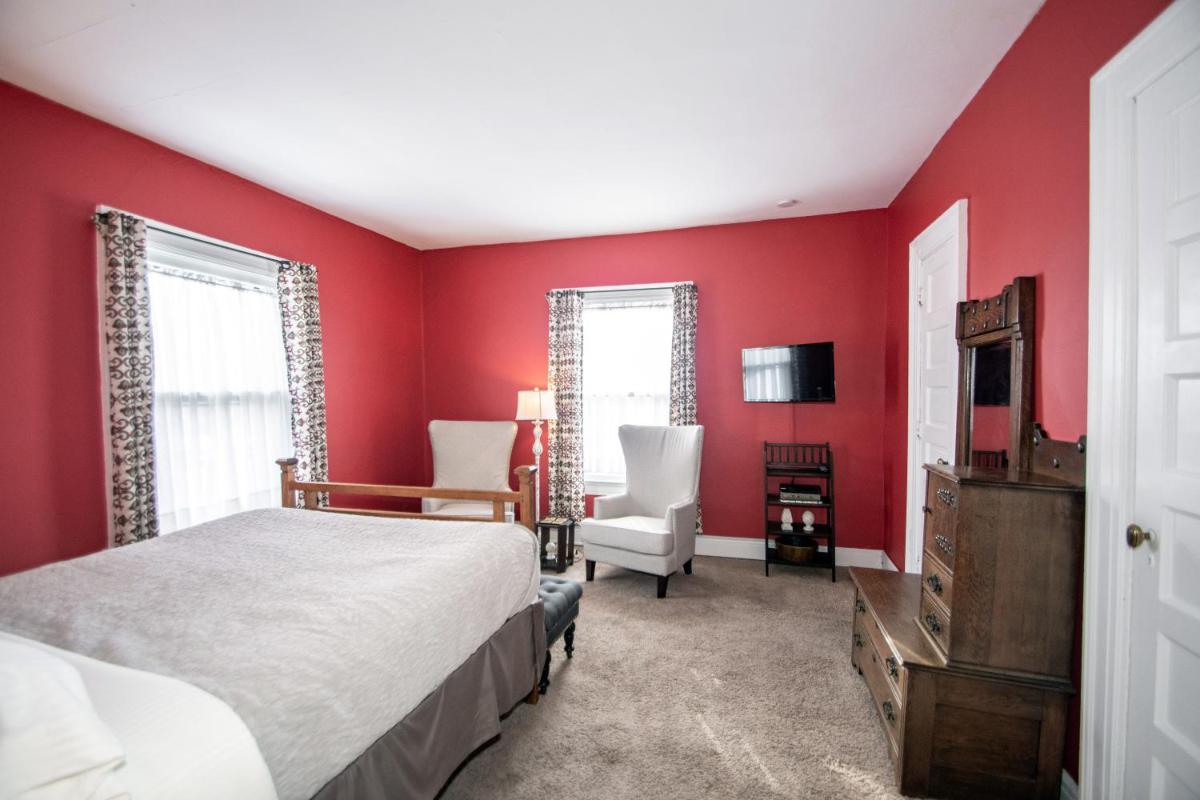 Looking Glass Inn - image 3