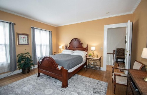 Looking Glass Inn - image 5