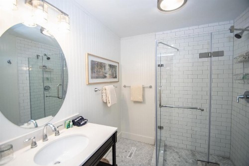 Looking Glass Inn - image 6