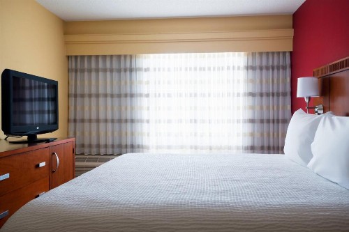 Courtyard by Marriott Indianapolis Airport - image 13