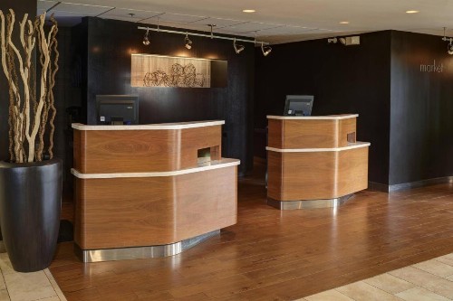 Courtyard by Marriott Indianapolis Airport - image 2