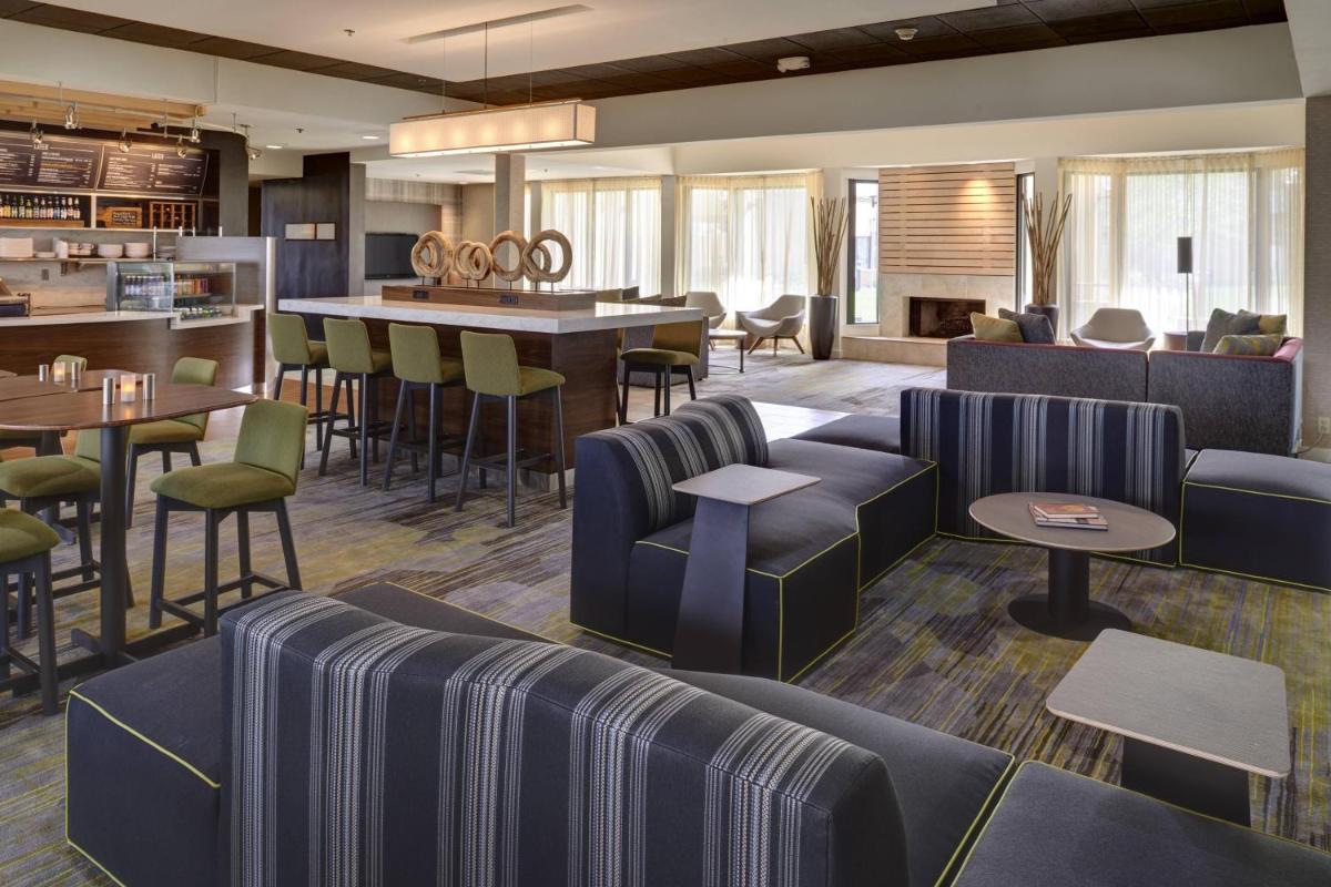 Courtyard by Marriott Indianapolis Airport - image 6