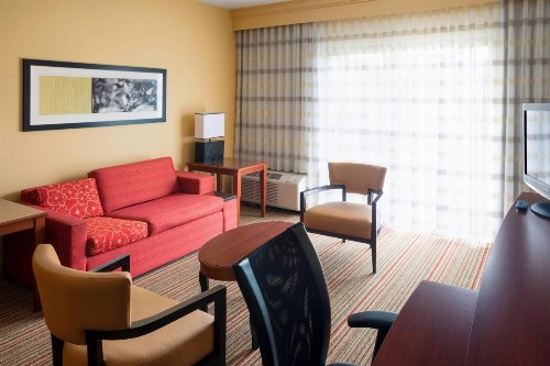 Courtyard by Marriott Indianapolis Airport - image 9