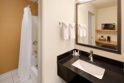 Fairfield Inn & Suites Indianapolis Airport - image 10