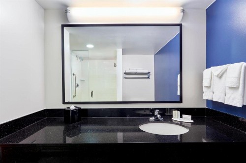 Fairfield Inn Suites Indianapolis Downtown - image 5