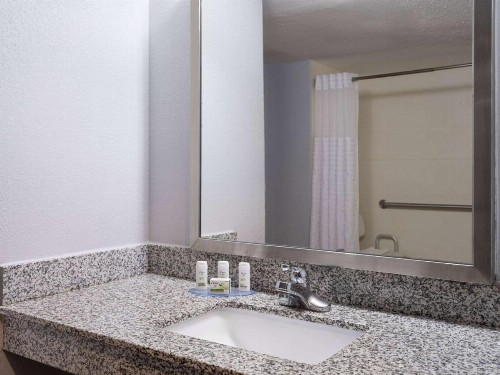 Quality Inn East Indianapolis - image 28
