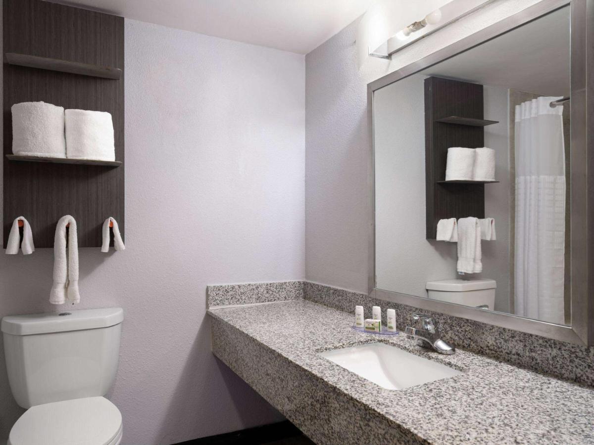 Quality Inn East Indianapolis - image 6