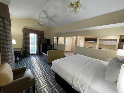 La Quinta Inn by Wyndham Indianapolis Airport Lynhurst - image 2