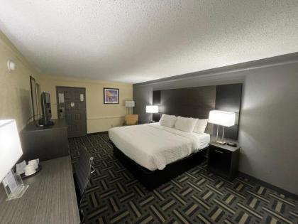 La Quinta Inn by Wyndham Indianapolis Airport Lynhurst - image 4