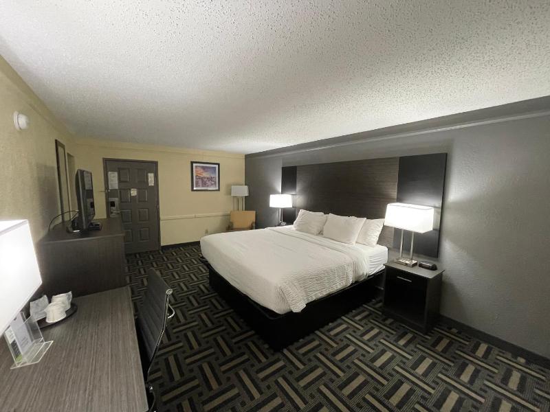 La Quinta Inn by Wyndham Indianapolis Airport Lynhurst - image 4