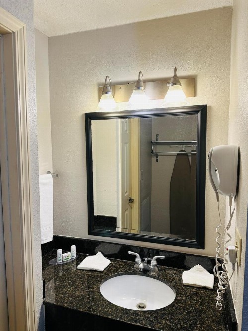 Baymont by Wyndham Indianapolis South - image 16