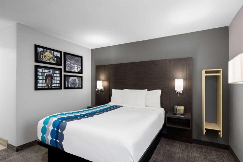 La Quinta Inn by Wyndham Indianapolis Airport Executive Dr - image 20