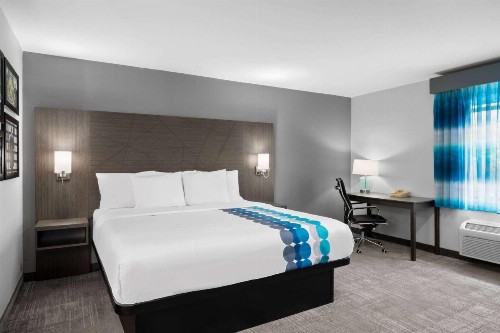La Quinta Inn by Wyndham Indianapolis Airport Executive Dr - image 21