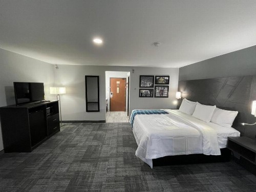 La Quinta Inn by Wyndham Indianapolis Airport Executive Dr - image 26