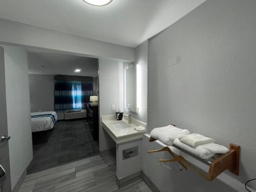 La Quinta Inn by Wyndham Indianapolis Airport Executive Dr - image 27
