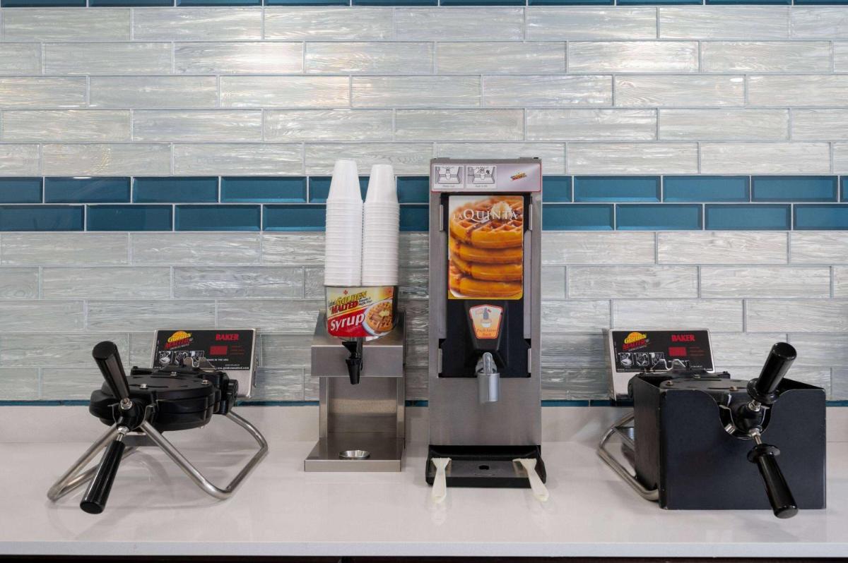 La Quinta Inn by Wyndham Indianapolis Airport Executive Dr - image 3