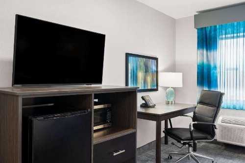 La Quinta Inn by Wyndham Indianapolis Airport Executive Dr - image 36