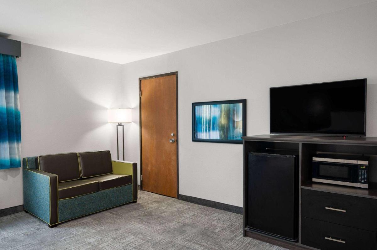 La Quinta Inn by Wyndham Indianapolis Airport Executive Dr - image 4