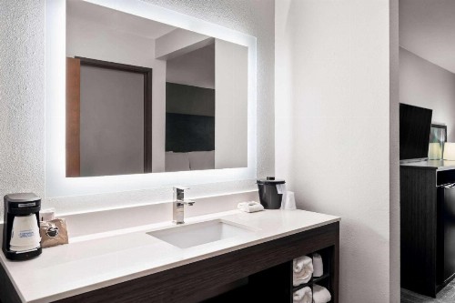La Quinta Inn by Wyndham Indianapolis Airport Executive Dr - image 5