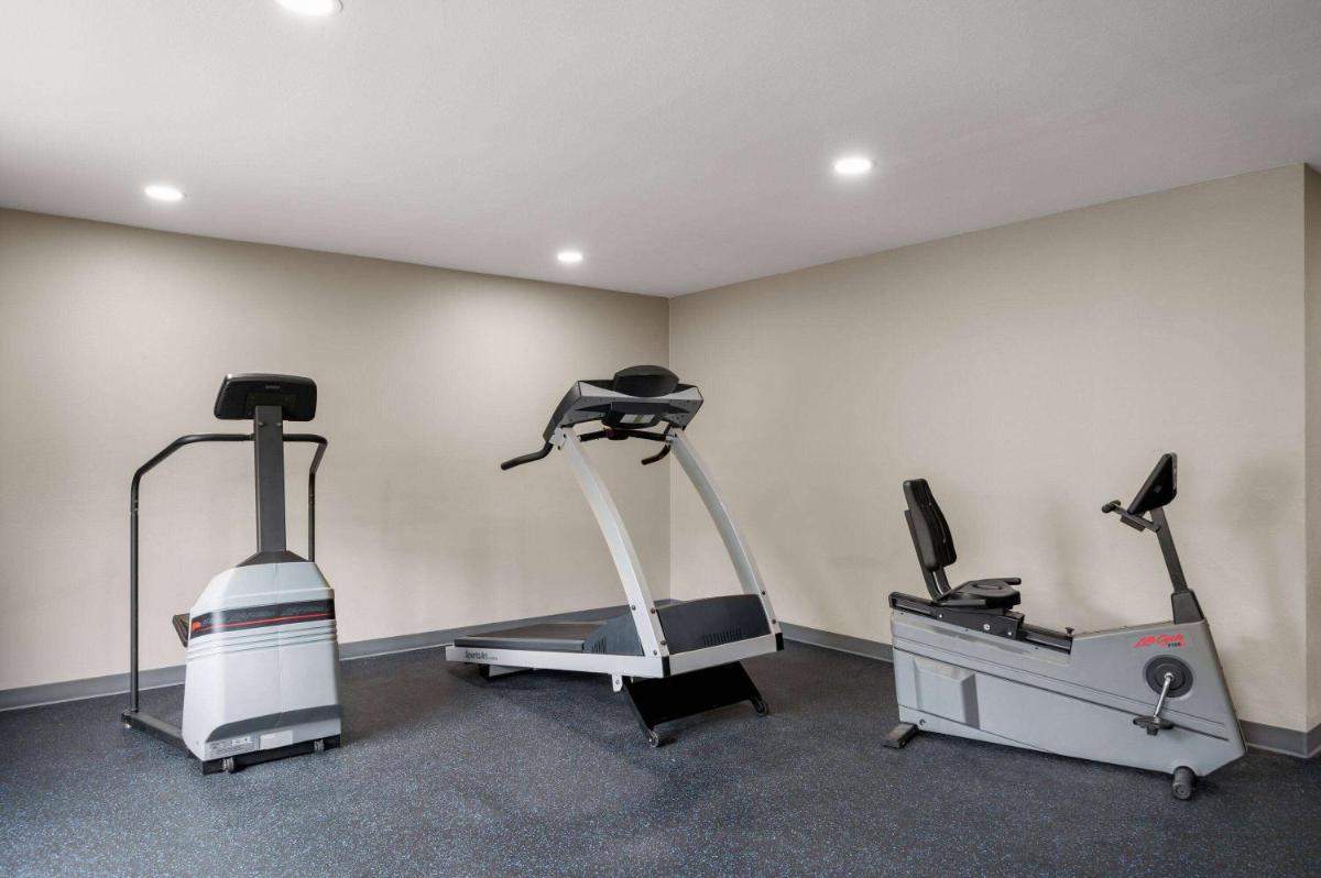 La Quinta Inn by Wyndham Indianapolis Airport Executive Dr - image 6