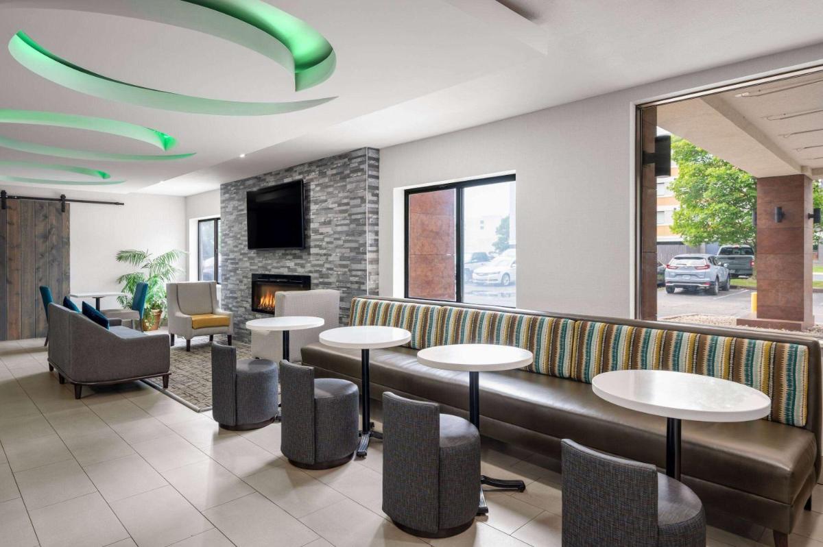 La Quinta Inn by Wyndham Indianapolis Airport Executive Dr - image 7