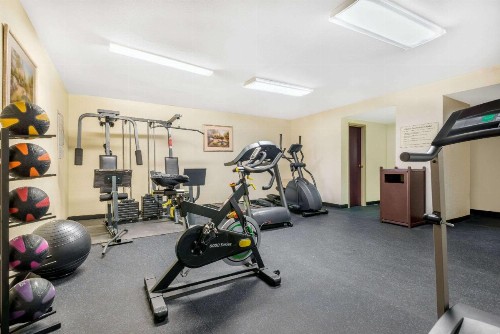 Days Inn by Wyndham Indianapolis Northeast - image 5