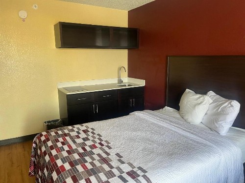 Red Roof Inn & Suites Indianapolis Airport - image 12