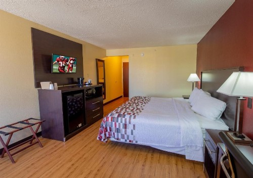 Red Roof Inn & Suites Indianapolis Airport - image 13
