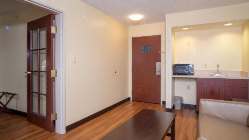 Red Roof Inn & Suites Indianapolis Airport - image 20