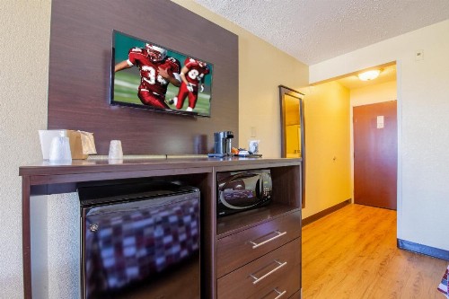 Red Roof Inn & Suites Indianapolis Airport - image 21