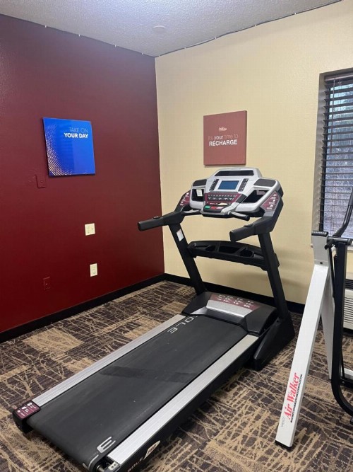 Red Roof Inn & Suites Indianapolis Airport - image 22