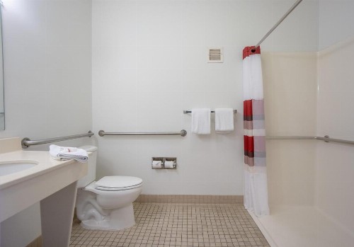 Red Roof Inn & Suites Indianapolis Airport - image 24