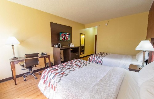 Red Roof Inn & Suites Indianapolis Airport - image 28