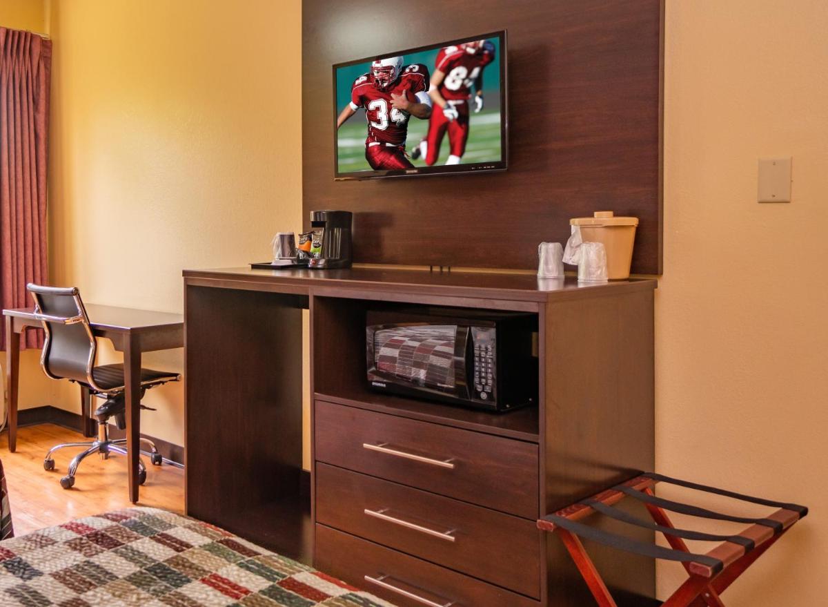 Red Roof Inn & Suites Indianapolis Airport - image 3