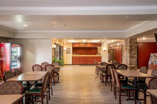 Red Roof Inn & Suites Indianapolis Airport - image 35