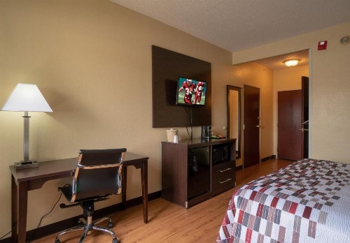 Red Roof Inn & Suites Indianapolis Airport - image 36